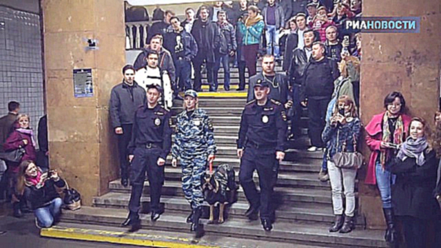 Хор МВД устроил флешмоб в метро ко Дню полиции