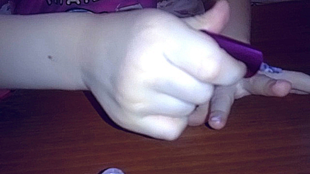 девочка красит ногти в 3 года