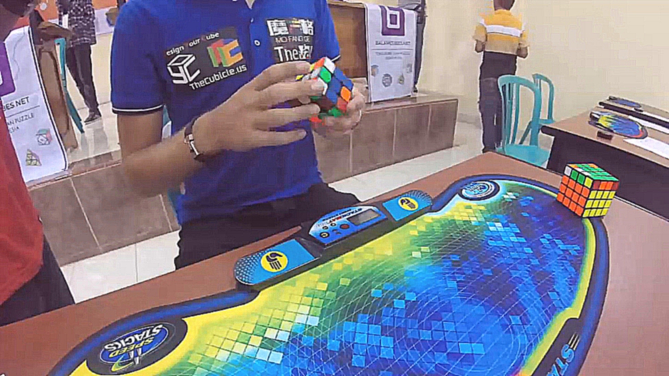 Видеоклип Новый мировой рекорд по сборке кубика Рубика