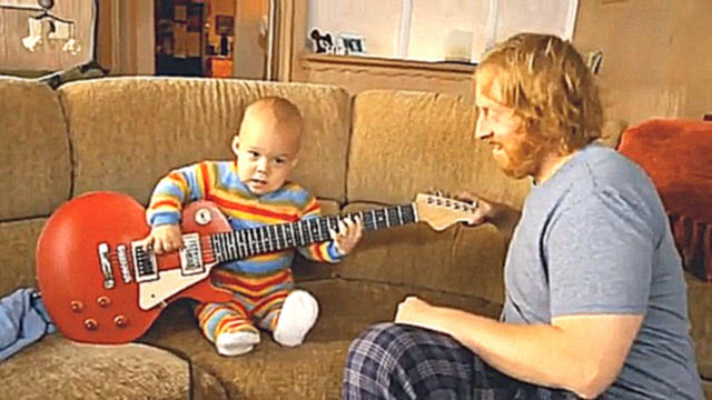 Малыш классно играет на гитаре