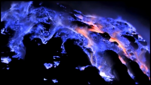 Фотограф спустился в жерло вулкана с голубой «лавой HD