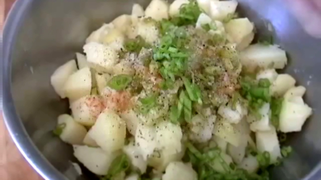 картофельный салат с зеленым луком
