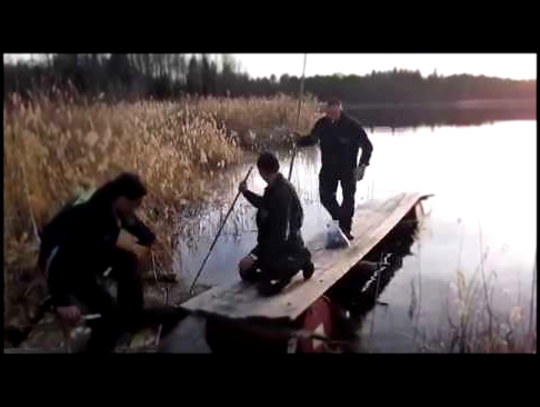 Пьяные рыбаки пытаются отплыть от берега)))) Russian drunken fishermen)))))