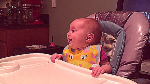 Видеоклип Малышка смеется над отцом