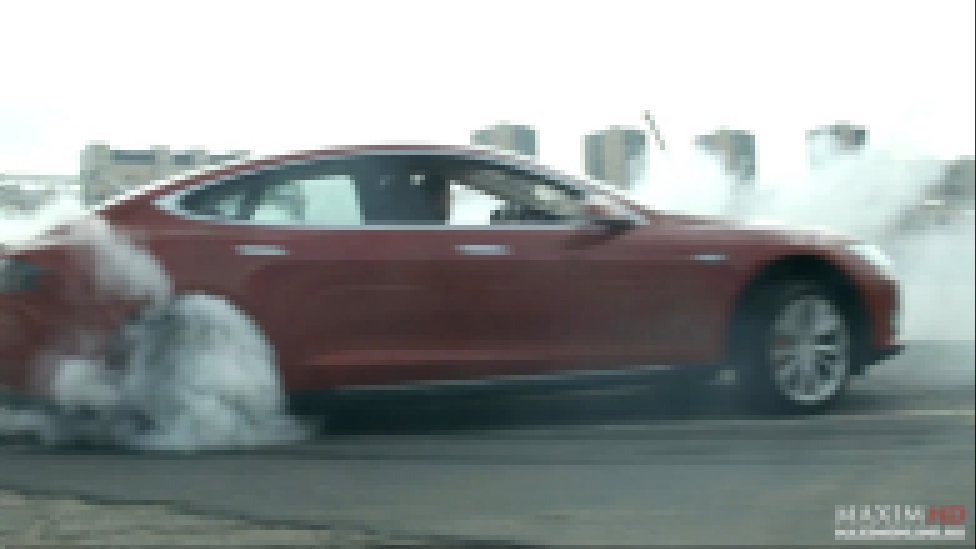 Голливудский каскадер выполнил зрелищный трюк на электромобиле Tesla Model S 