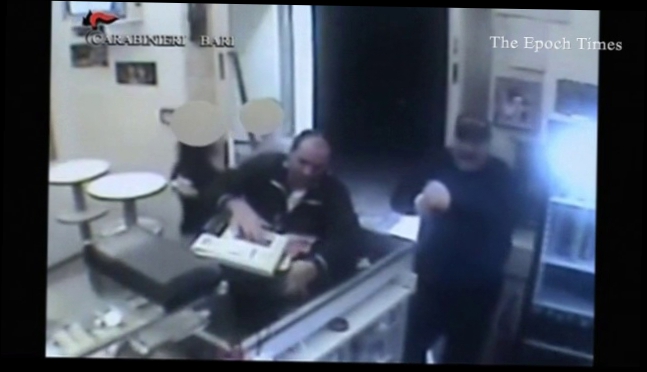 Видеоклип Работники пиццерии закидали вооруженных грабителей тарелками