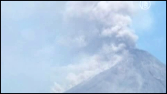 Вулкан Фуэго в Гватемале извергает пепел и лаву