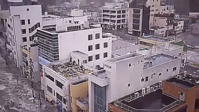 Видеоклип Съёмка разрушительного цунами с крыши дома