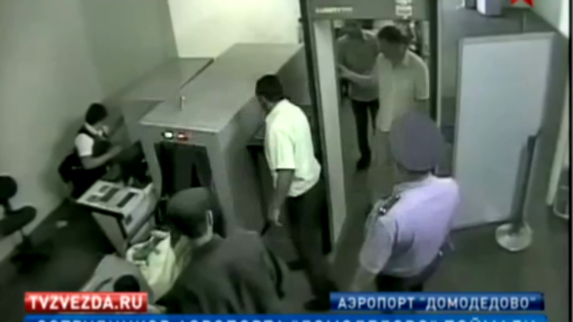 Работников аэропорта &quot;Домодедово&quot; поймали на краже багажа