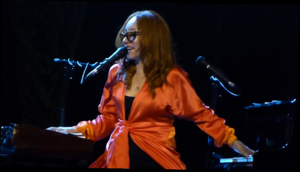 Видеоклип Tori Amos - Not Gonna Get Us - Нас не догонят (Live)