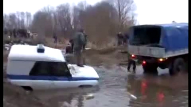 Менты застряли в болоте. Народ ликует и угорает! 