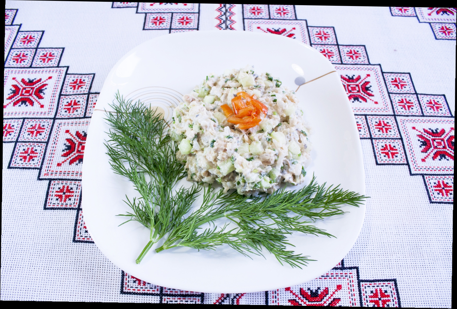 Салат с горбушей рисом и огурцом Блюда из горбуши Салат из горбуши Салат з горбуші рису та огірка