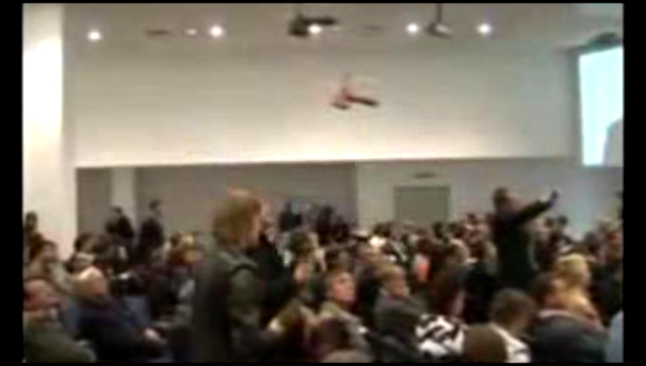 Видеоклип Во время выступления Гарри Каспарова в зале появился летающий пенис 