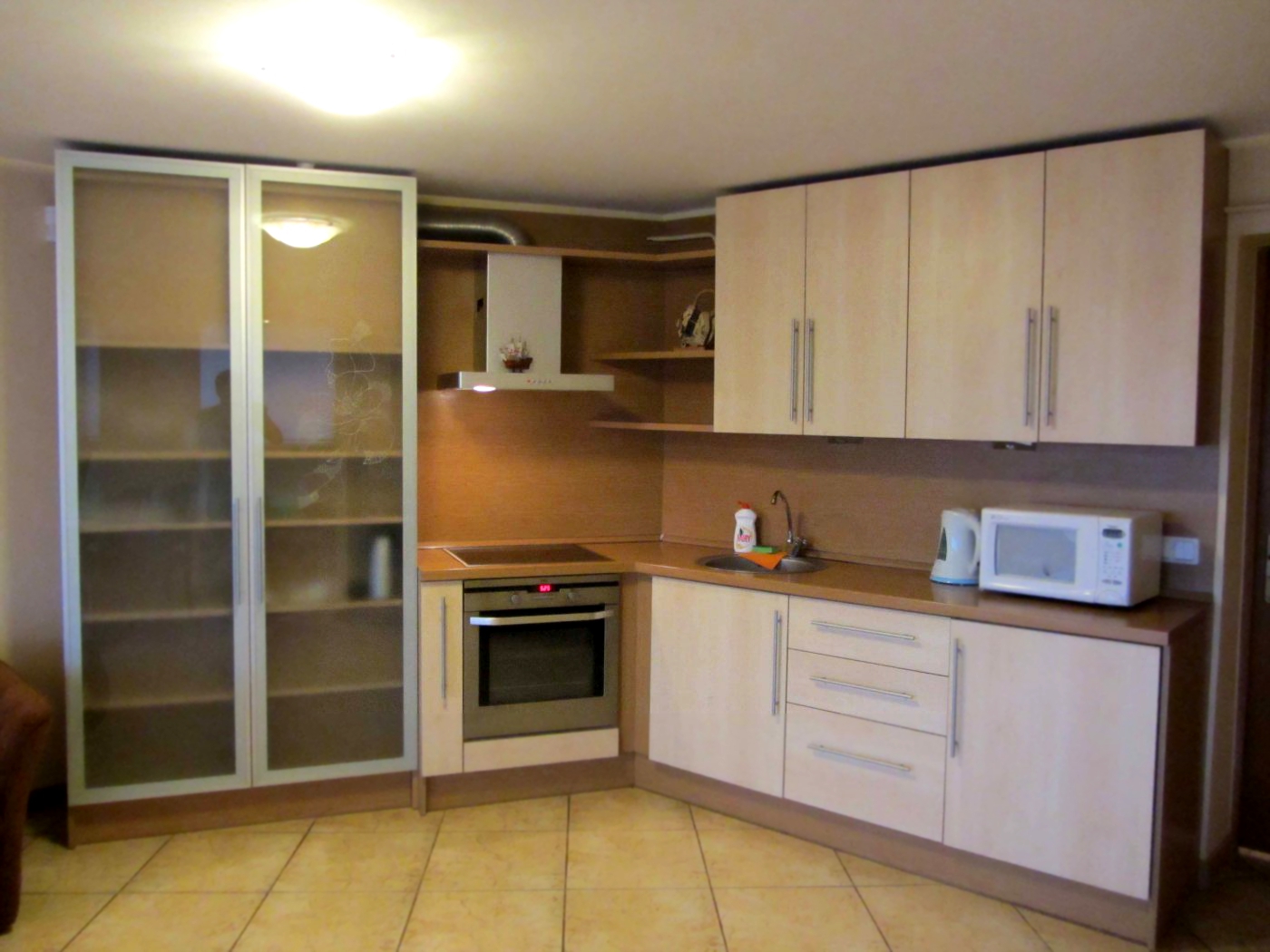 Дизайн угловой кухни 15 кв.м в квартире-студии (