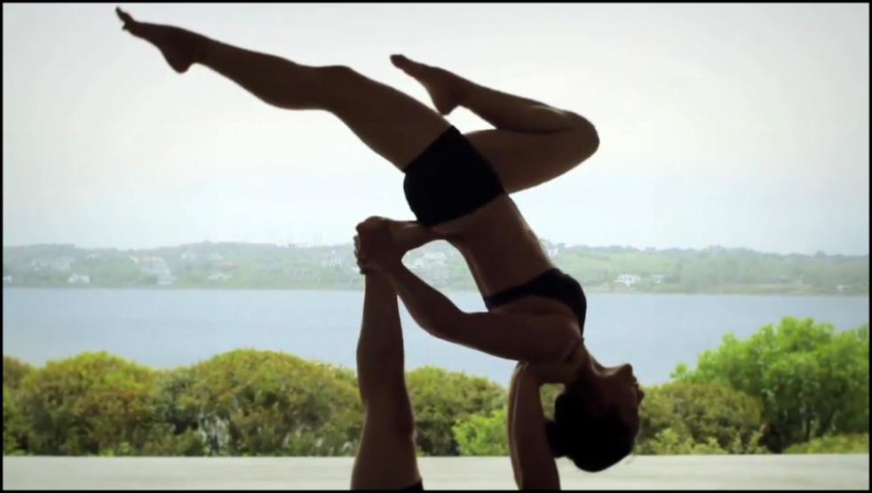 Видеоклип Бриони Смит и Дайс Илда-Кляйн || Акро Йога || Acro Yoga by Equinox