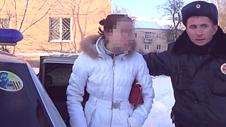 Видеоклип Маздаводка-беспредельщица Леночка разбушевалась, материт и бьет сотрудников полиции