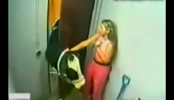 Видеоклип Корова напугала девушку и девушка напугала корову. Ржака. Смешно. Приколы про животных. Хохма+#$@*.
