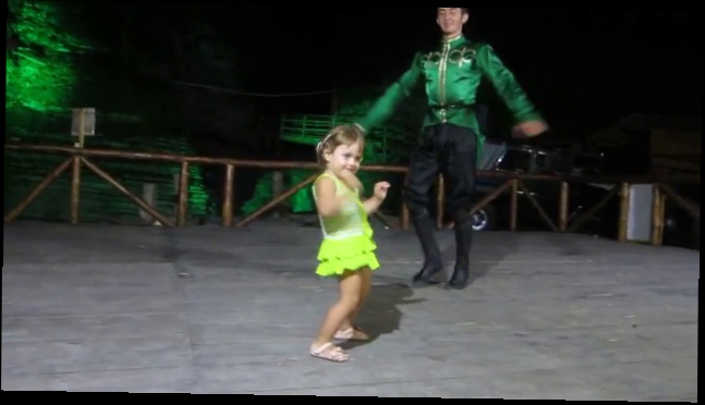 Видеоклип Малышка танцует лезгинку.