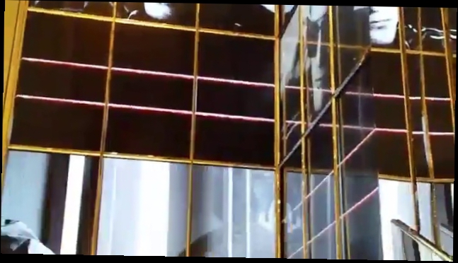 Реклама Диор в витрине