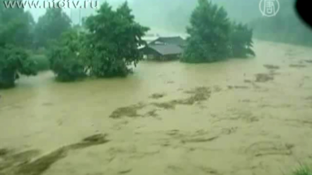 Видеоклип 55 тысяч человек бегут от наводнения в Китае