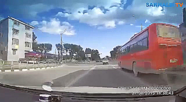 Видеоклип Разгневанный водитель по тротуару погнался за велосипедистом в Южно-Сахалинске