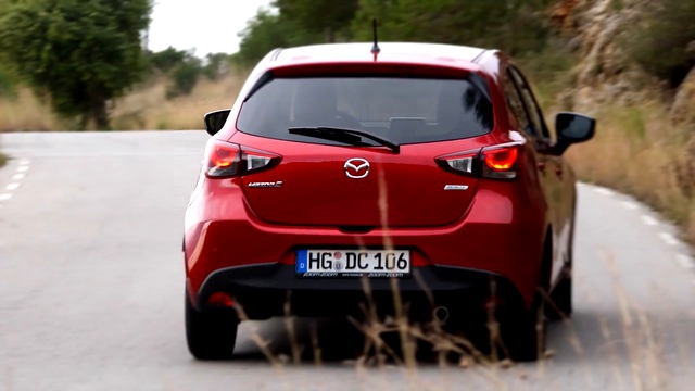 Видеоклип 2015 Mazda 2 Вождение Видео в душе красный металлик