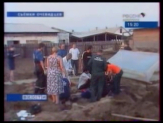 Видеоклип Несчастный случай в Максимовщине: мужчину придавило бетонной плитой