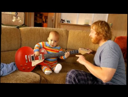 Ребенок неплохо играет на гитаре 