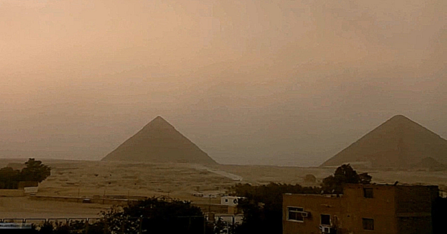 Видеоклип Египет: Песчаная буря налетела на Великие пирамиды Гизы и Большой Сфинкс Древнего царства фараонов