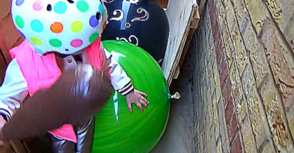 Шары с водой ЧЕЛЛЕНДЖ давим машиной Мальчики против Девочек Skittles Crush water balloons Challenge