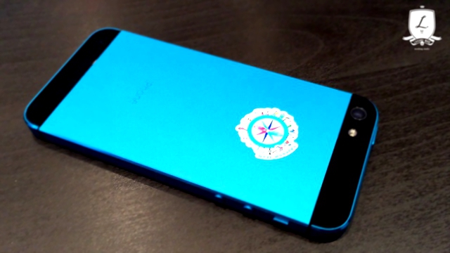 Видеоклип iPhone 5 со светящимся логотипом в голубом корпусе