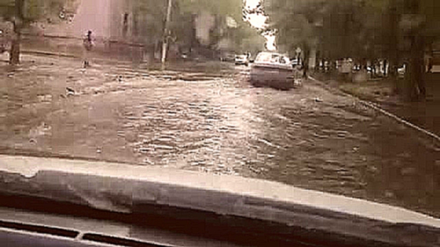 Видеоклип Ливневый потоп на улице Маяковского в Магнитогорске