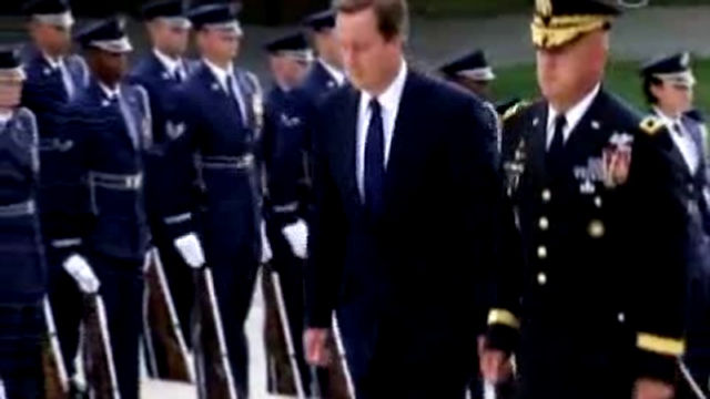 Кэмерон возлагает венок на военном кладбище США