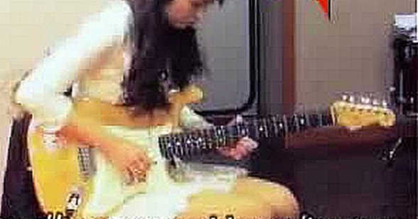 Японка играет на гитаре				