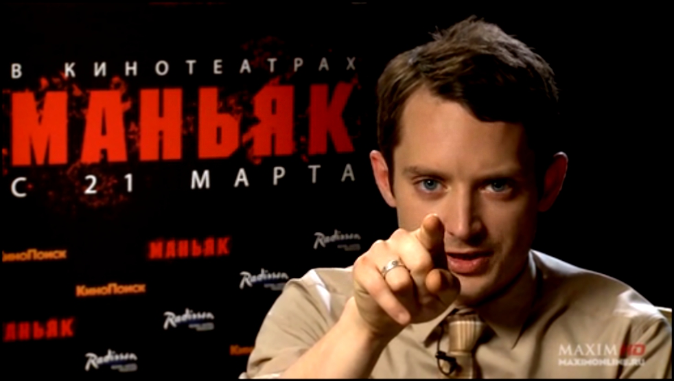 Видеоклип Элайджа Вуд (Elijah Wood) смотрит русские фильмы 
