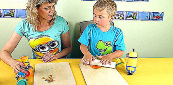 Видео для детей малыш Даник и мама играют с миньонами в Play Doh и Kinder Surprise