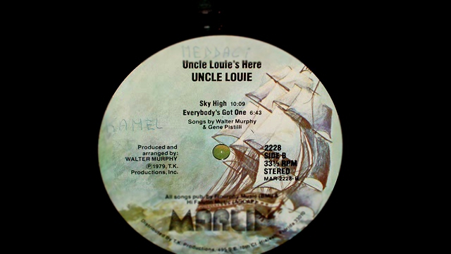 Видеоклип UNCLE  LOUIE  -  EVERYBODY'S GOT ONE