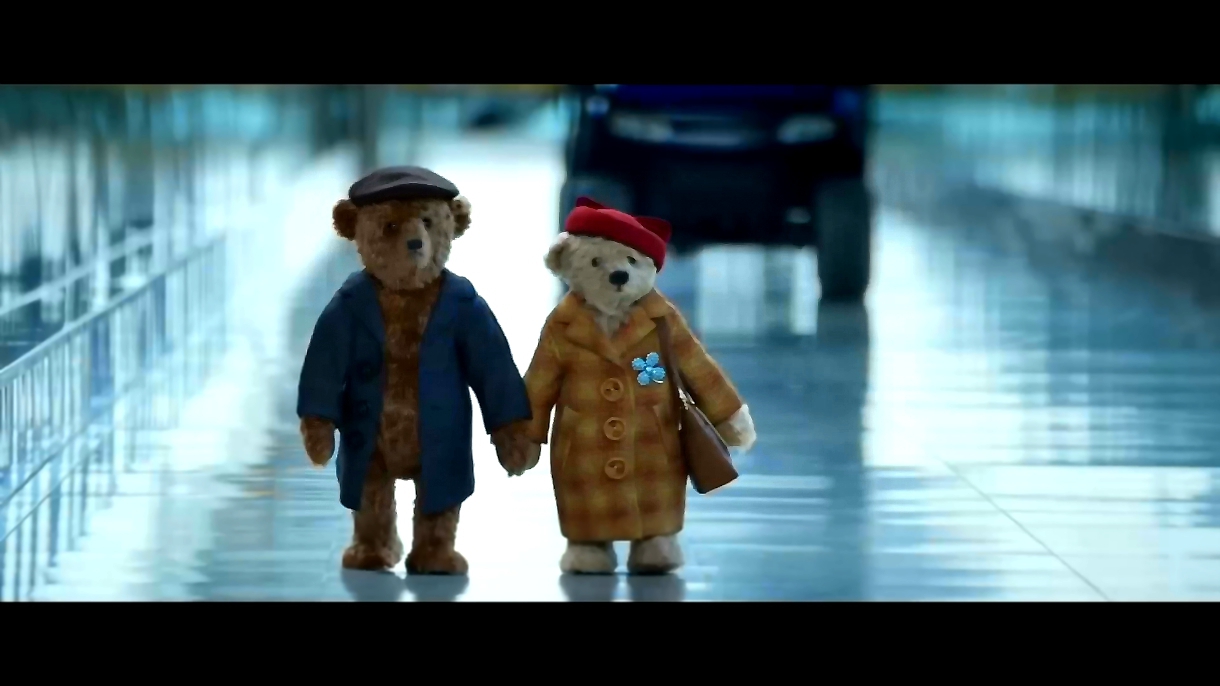 Видеоклип Рождественский ролик о путешествии пожилой пары плюшевых медведей
