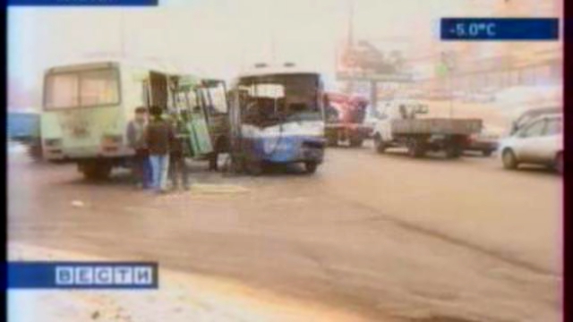 В результате столкновения автобус ПАЗ разорвало пополам