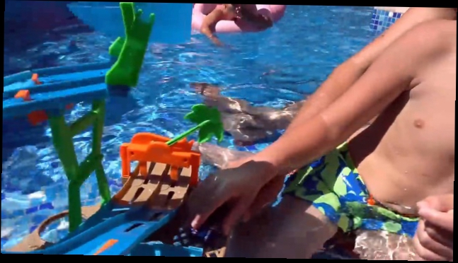 ХотВилс ТРЕК в бассейне с машинками Играем в водные стрелялки мальчики против де