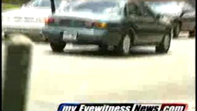 Видеоклип Девушка разбивает машину бейсбольной битой битой