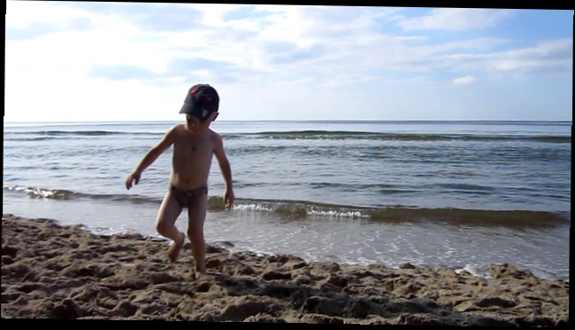 Видеоклип Балтийское море, Никитка играет на берегу. 24.07.2011