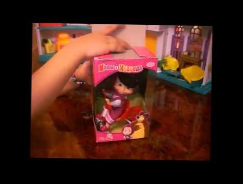 Диана открывает коробку с Машей Маша и медведь.  Diana opens the box with Masha Masha and bear