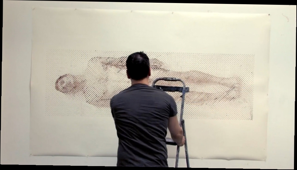 Видеоклип Роботизированный принтер нарисовал портрет художника его собственной кровью