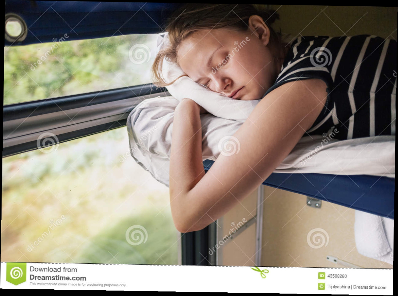 Девочка-подросток спит в поезде