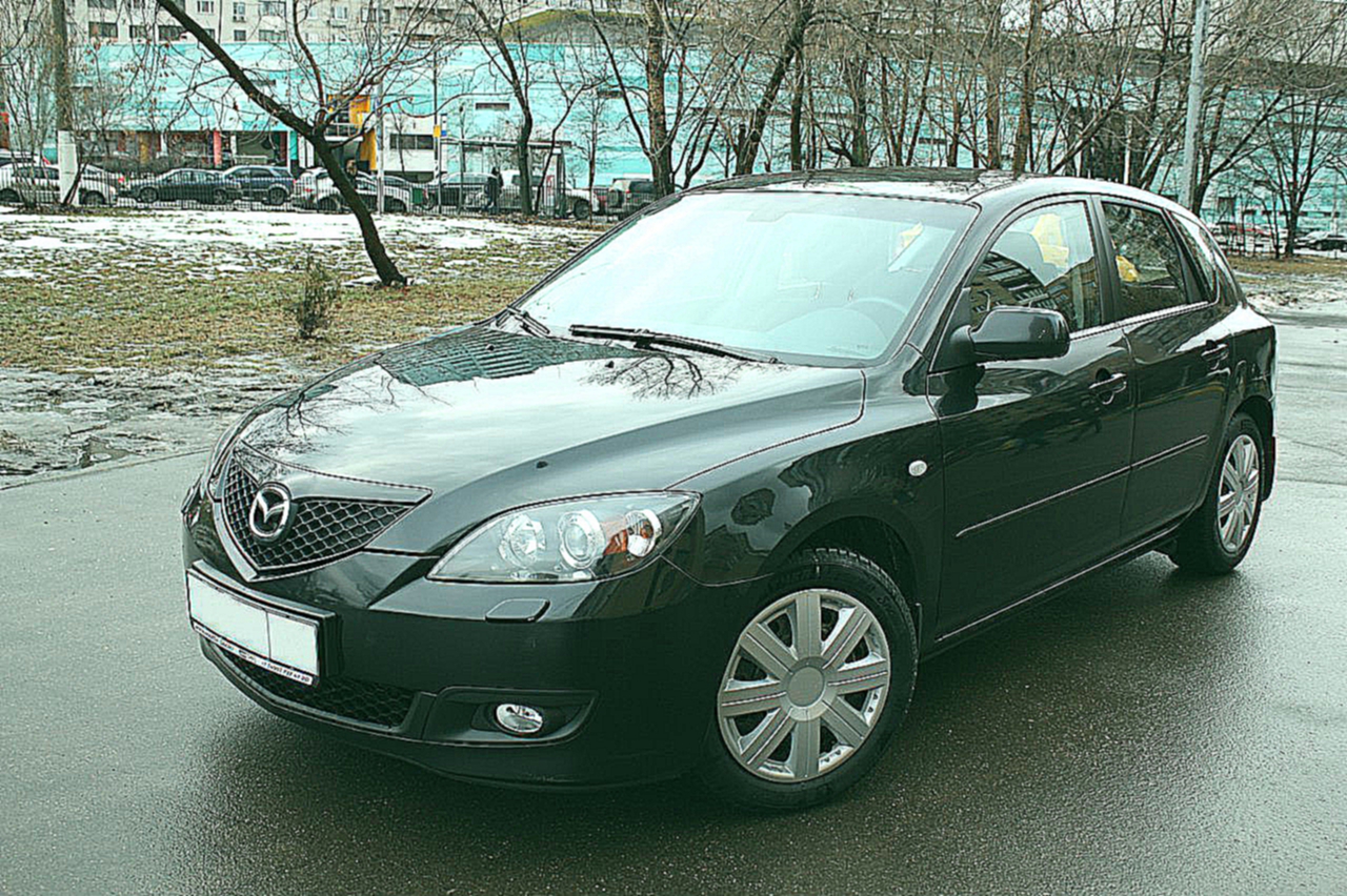 В ноябре 2014го мы выбрали эту Mazda 3 в кузове хэтчбек в качестве первого автомобиля для девушки. Машина оборудованна автоматической коробкой и мотором 1,6. Пробег всего 46.000 километров, год выпуска 2007й. Машина обошлась в 405.000 рублей.