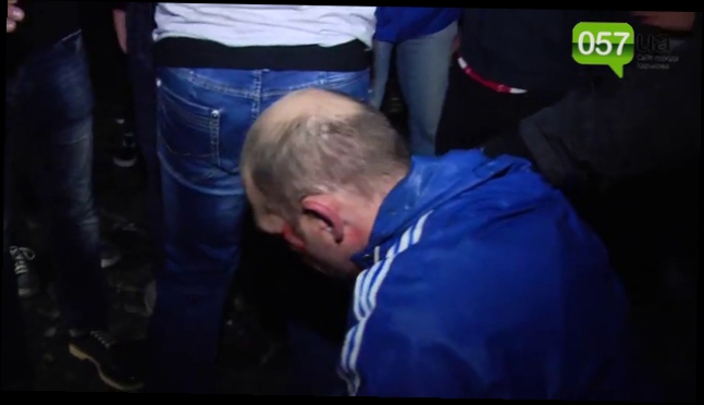 Во время сноса памятника Ленину, неизвестные жестоко избили мужчину и ставили его на колени