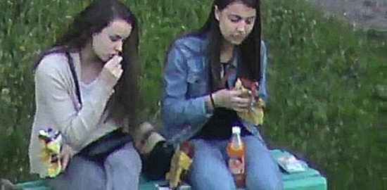 Видеоклип Девушки брюнетки отдыхают на лавке