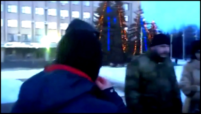 Видеоклип Один в поле воин. В Славянске дедушка спас памятник Ленину. Готов был умереть.