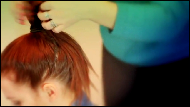 Видеоклип Как сделать прическу на каждый день для средних волос